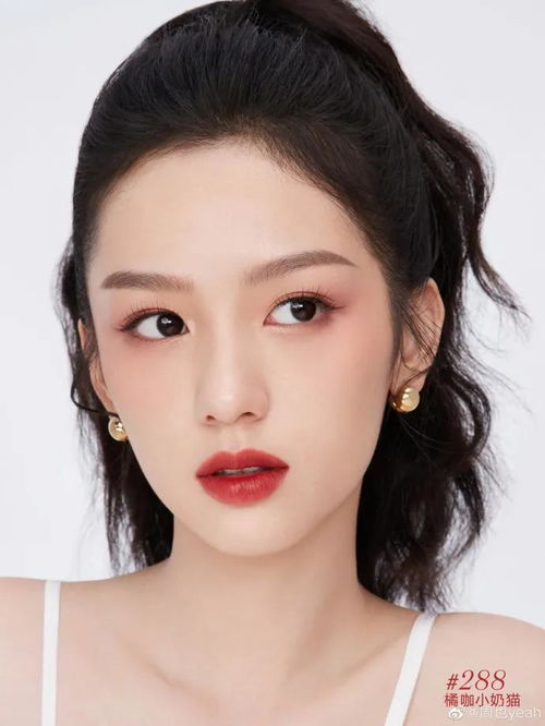 周也演繹魅惑紅唇，雪膚烈焰下的光影藝術